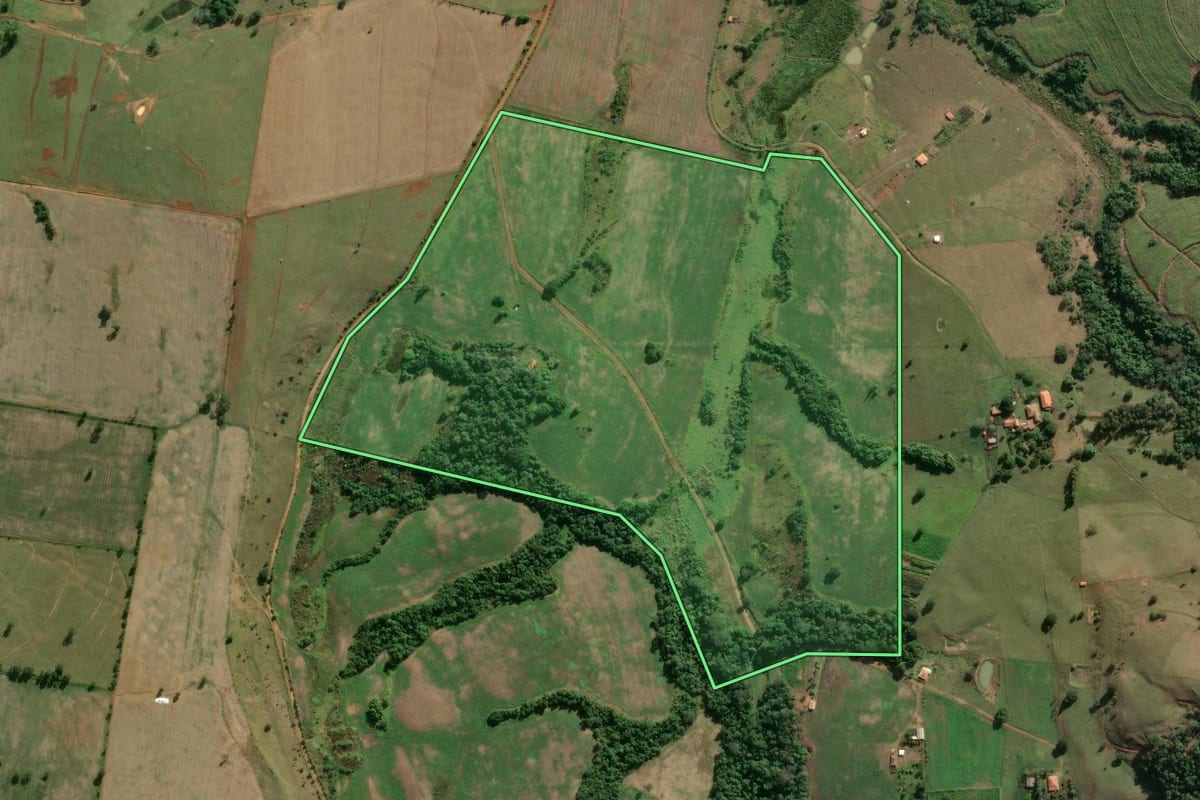 Imagem de satélite do imóvel rural em Tatuí (SP), com o contorno declarado no CAR desenhado por cima.