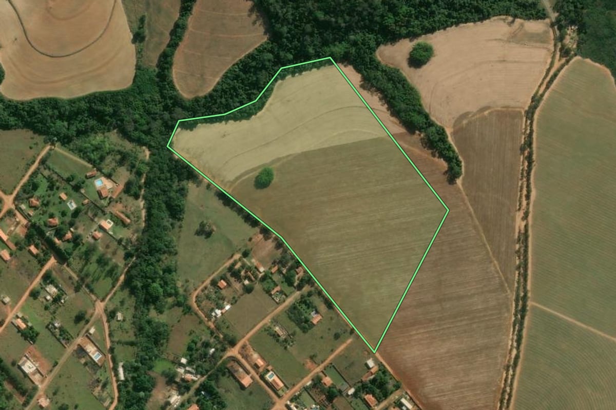 Imagem de satélite do imóvel rural em Tatuí (SP), com o contorno declarado no CAR desenhado por cima.