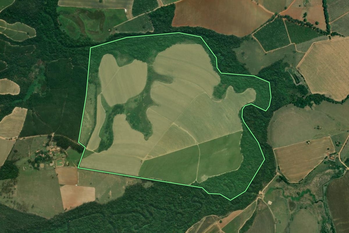 Imagem de satélite do imóvel rural em Tatuí (SP), com o contorno declarado no CAR desenhado por cima.