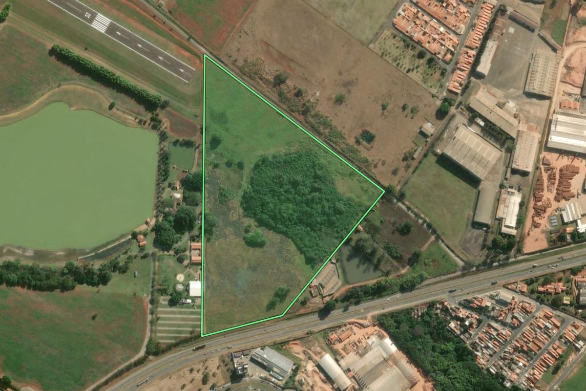 Imagem de satélite do imóvel rural em Tatuí (SP), com o contorno declarado no CAR desenhado por cima.