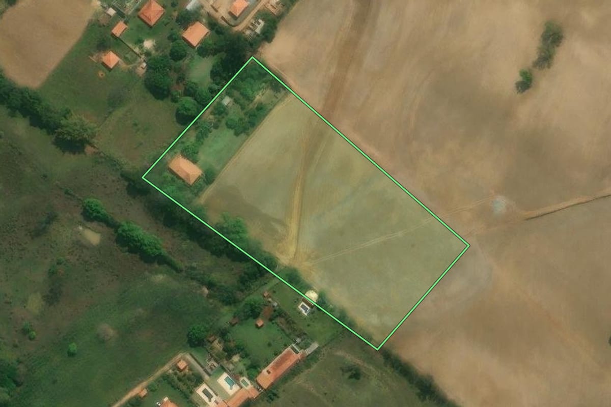 Imagem de satélite do imóvel rural em Tatuí (SP), com o contorno declarado no CAR desenhado por cima.
