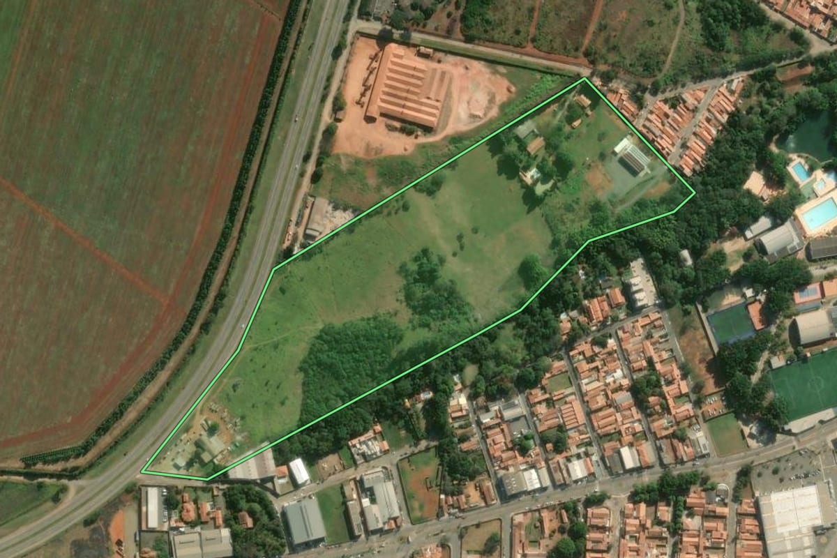 Imagem de satélite do imóvel rural em Tatuí (SP), com o contorno declarado no CAR desenhado por cima.