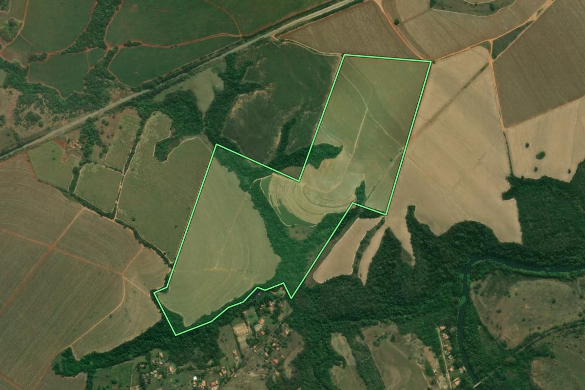 Imagem de satélite do imóvel rural em Tatuí (SP), com o contorno declarado no CAR desenhado por cima.