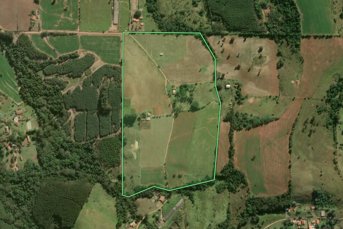 Imagem de satélite do imóvel rural em Tatuí (SP), com o contorno declarado no CAR desenhado por cima.