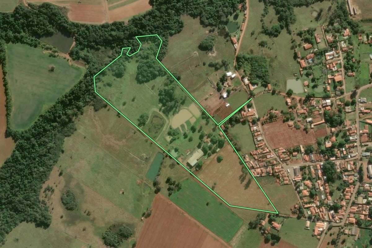 Imagem de satélite do imóvel rural em Tatuí (SP), com o contorno declarado no CAR desenhado por cima.