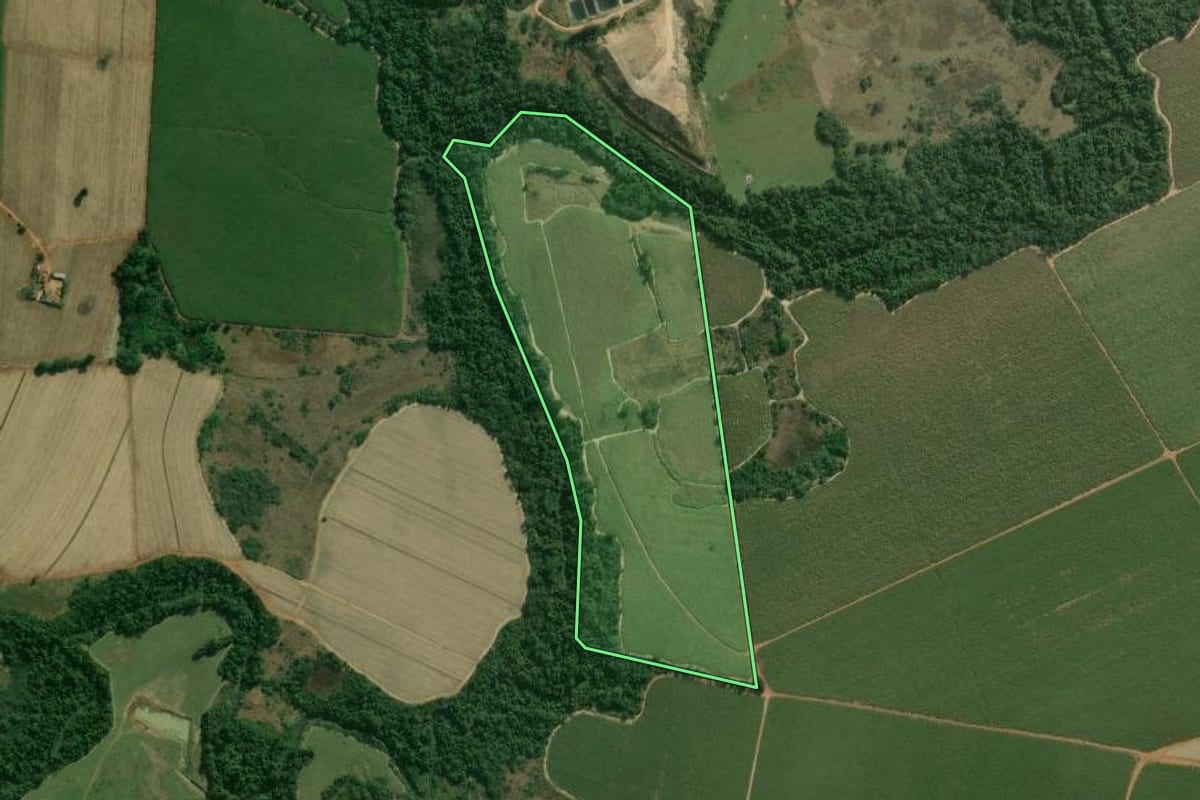 Imagem de satélite do imóvel rural em Tatuí (SP), com o contorno declarado no CAR desenhado por cima.
