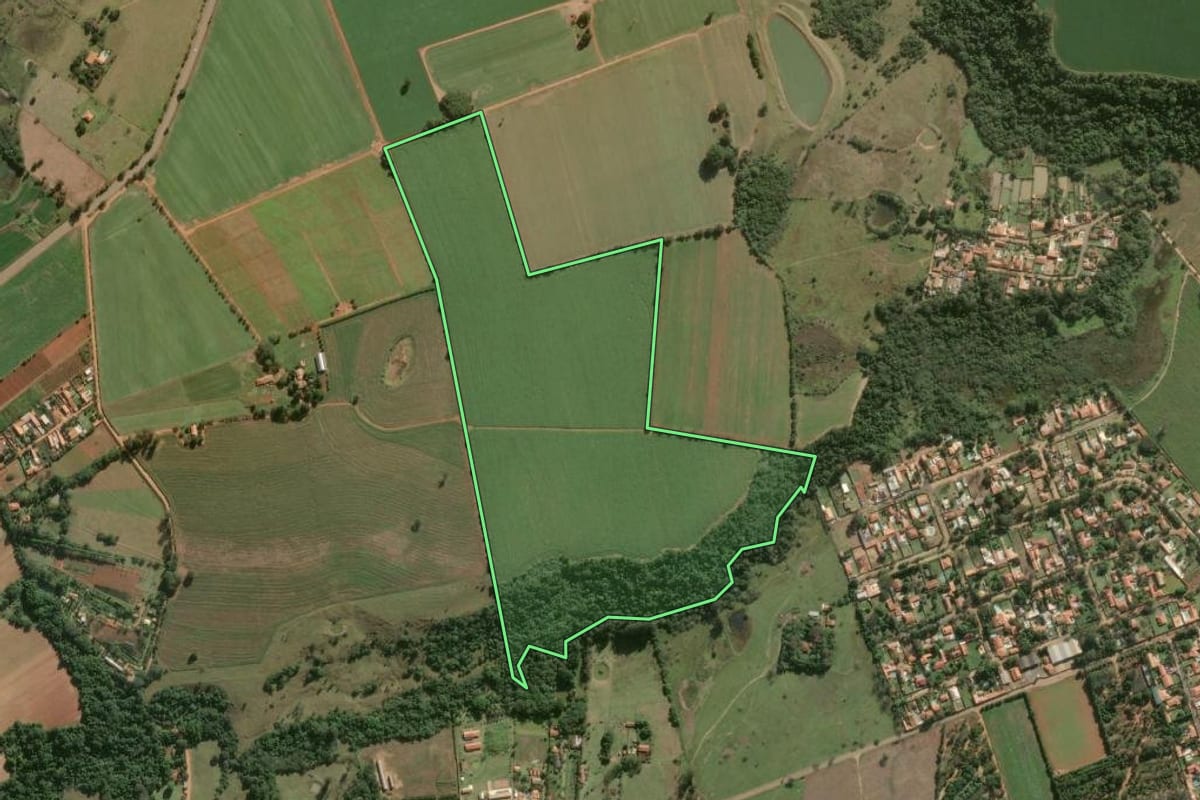 Imagem de satélite do imóvel rural em Tatuí (SP), com o contorno declarado no CAR desenhado por cima.