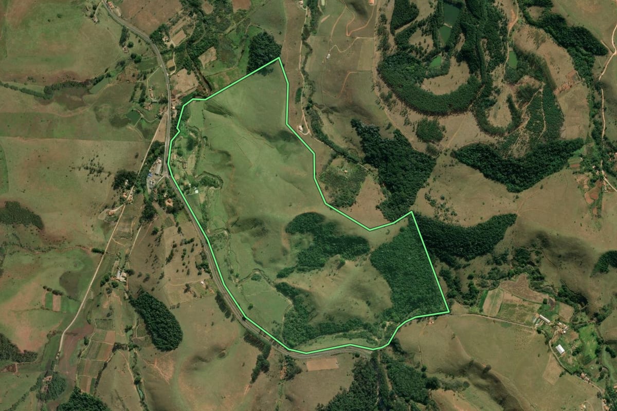 Imagem de satélite do imóvel rural em Taubaté (SP), com o contorno declarado no CAR desenhado por cima.