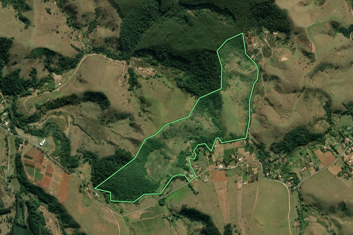 Imagem de satélite do imóvel rural em Taubaté (SP), com o contorno declarado no CAR desenhado por cima.