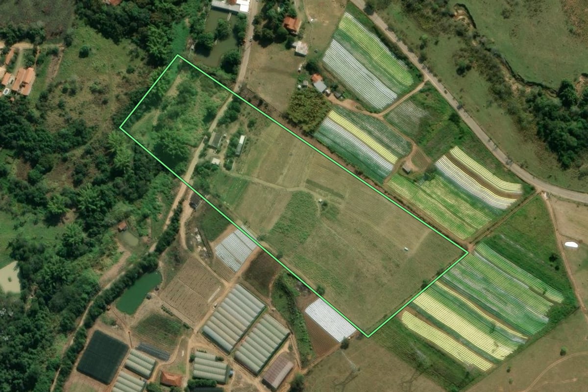 Imagem de satélite do imóvel rural em Taubaté (SP), com o contorno declarado no CAR desenhado por cima.