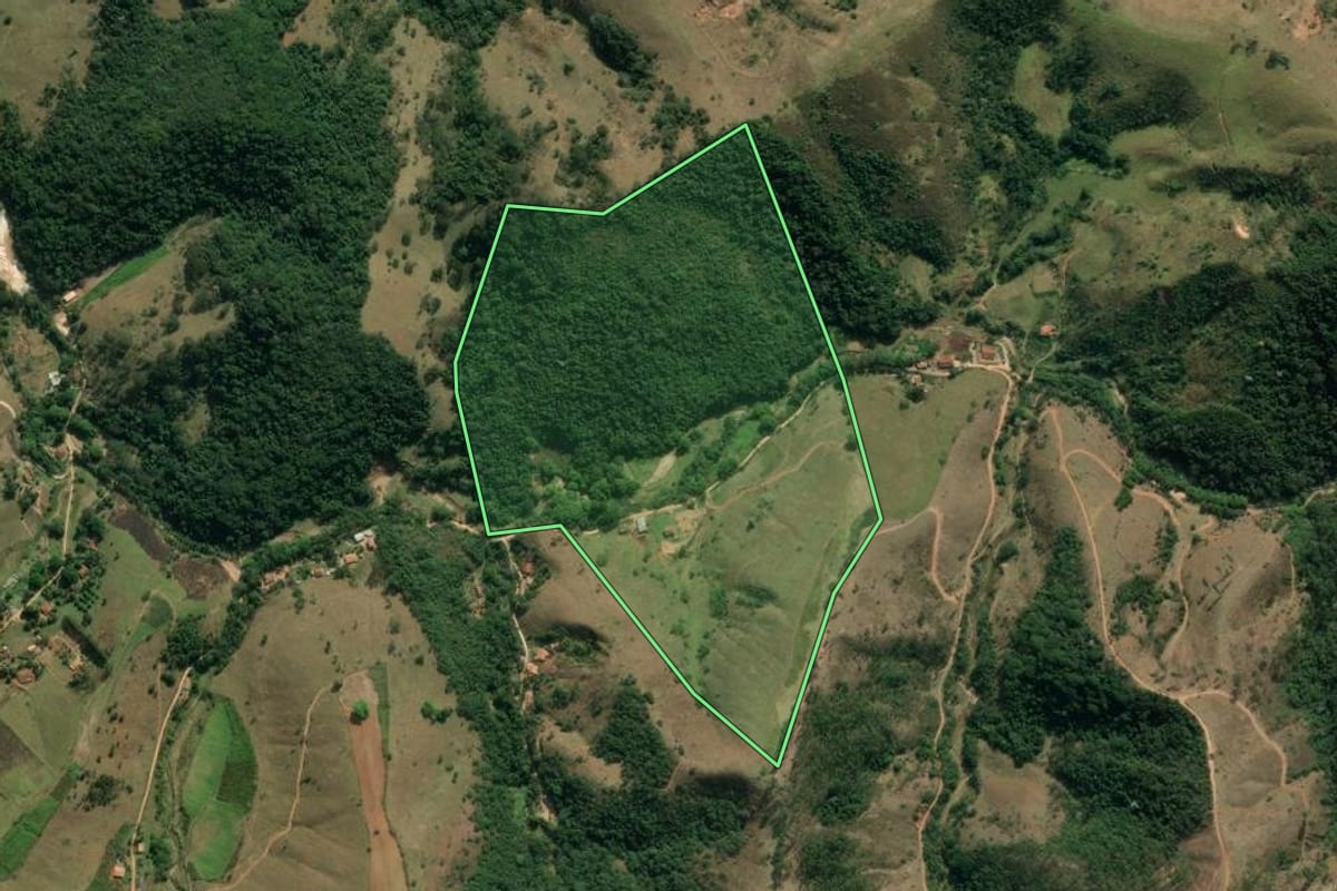 Imagem de satélite do imóvel rural em Taubaté (SP), com o contorno declarado no CAR desenhado por cima.