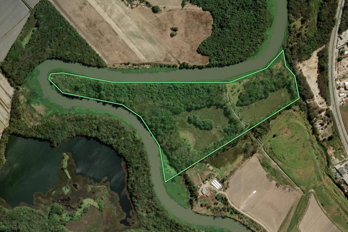 Imagem de satélite do imóvel rural em Taubaté (SP), com o contorno declarado no CAR desenhado por cima.