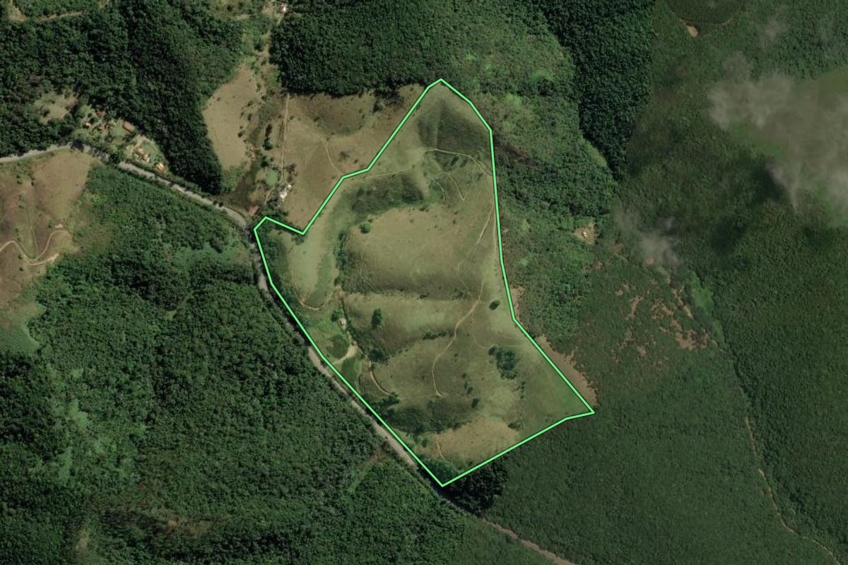 Imagem de satélite do imóvel rural em Taubaté (SP), com o contorno declarado no CAR desenhado por cima.