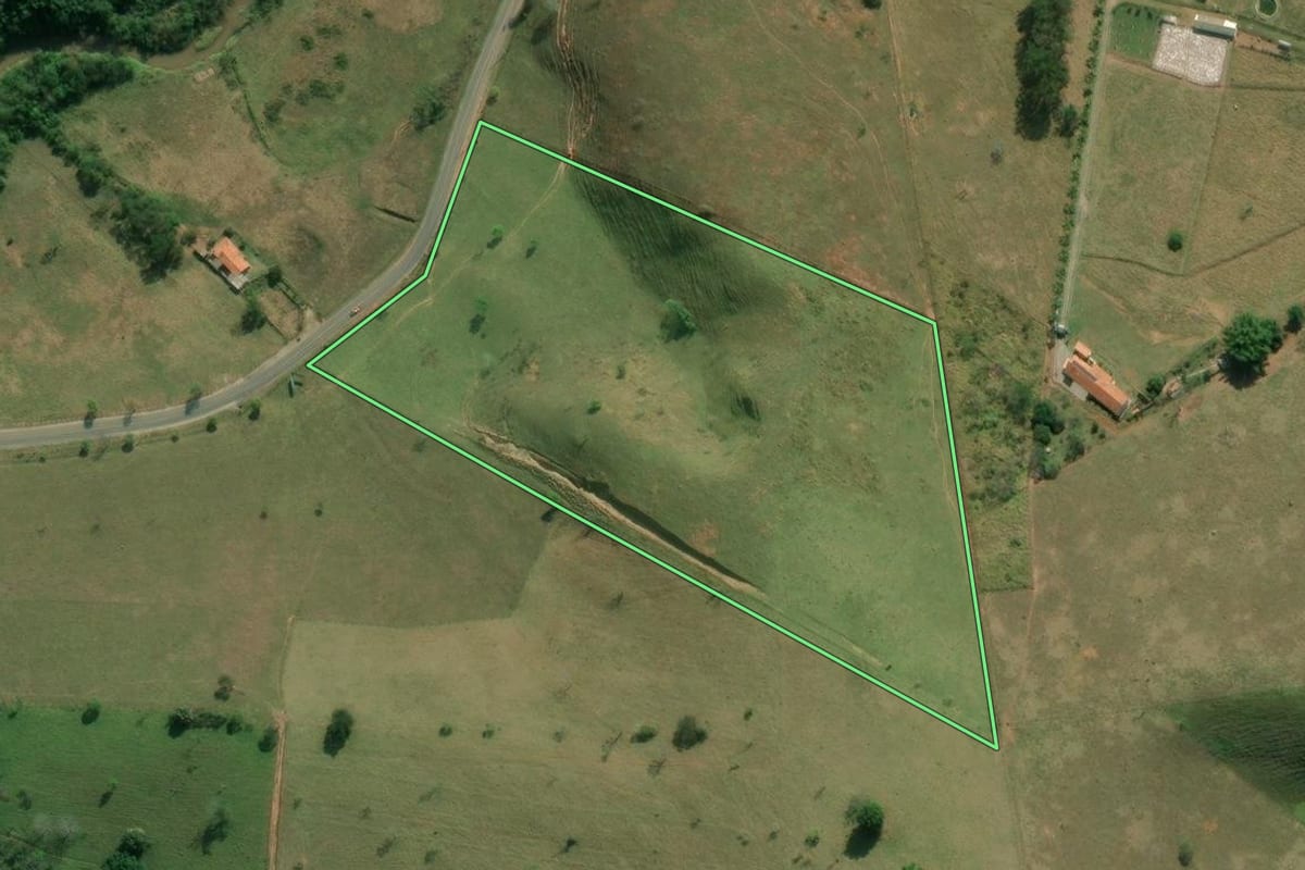 Imagem de satélite do imóvel rural em Taubaté (SP), com o contorno declarado no CAR desenhado por cima.