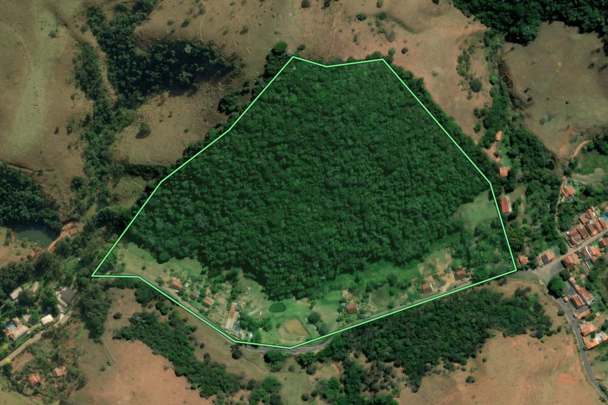 Imagem de satélite do imóvel rural em Taubaté (SP), com o contorno declarado no CAR desenhado por cima.