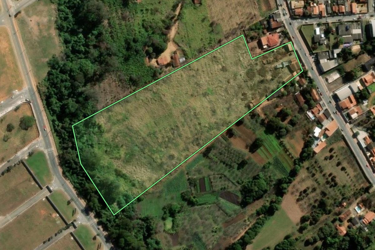Imagem de satélite do imóvel rural em Taubaté (SP), com o contorno declarado no CAR desenhado por cima.