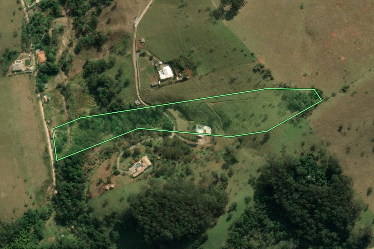 Imagem de satélite do imóvel rural em Taubaté (SP), com o contorno declarado no CAR desenhado por cima.