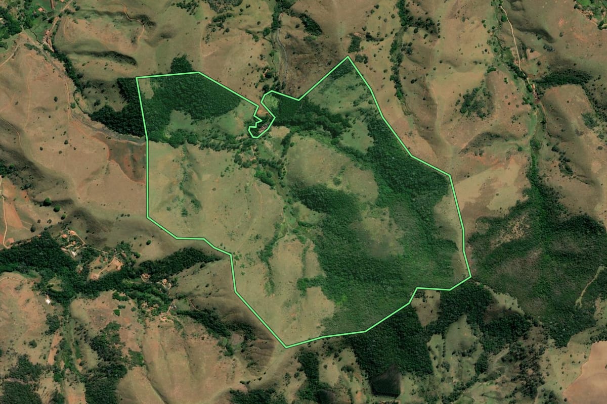 Imagem de satélite do imóvel rural em Taubaté (SP), com o contorno declarado no CAR desenhado por cima.
