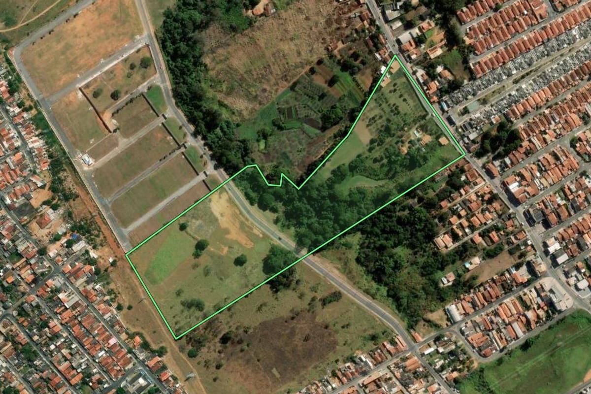 Imagem de satélite do imóvel rural em Taubaté (SP), com o contorno declarado no CAR desenhado por cima.
