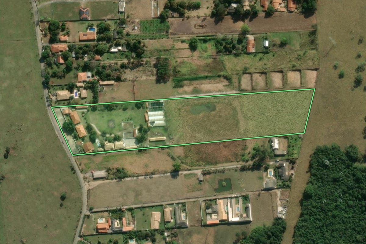 Imagem de satélite do imóvel rural em Taubaté (SP), com o contorno declarado no CAR desenhado por cima.