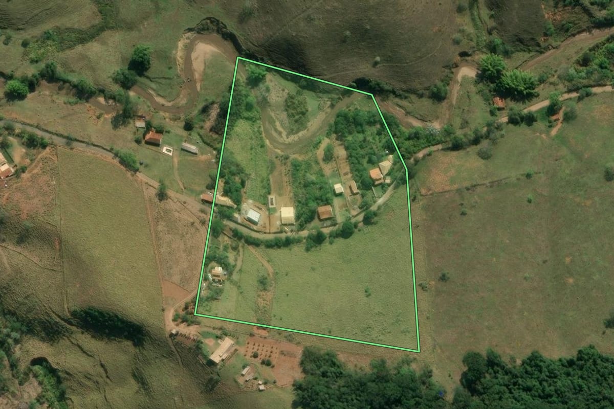 Imagem de satélite do imóvel rural em Taubaté (SP), com o contorno declarado no CAR desenhado por cima.