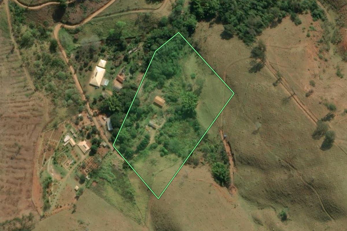 Imagem de satélite do imóvel rural em Taubaté (SP), com o contorno declarado no CAR desenhado por cima.
