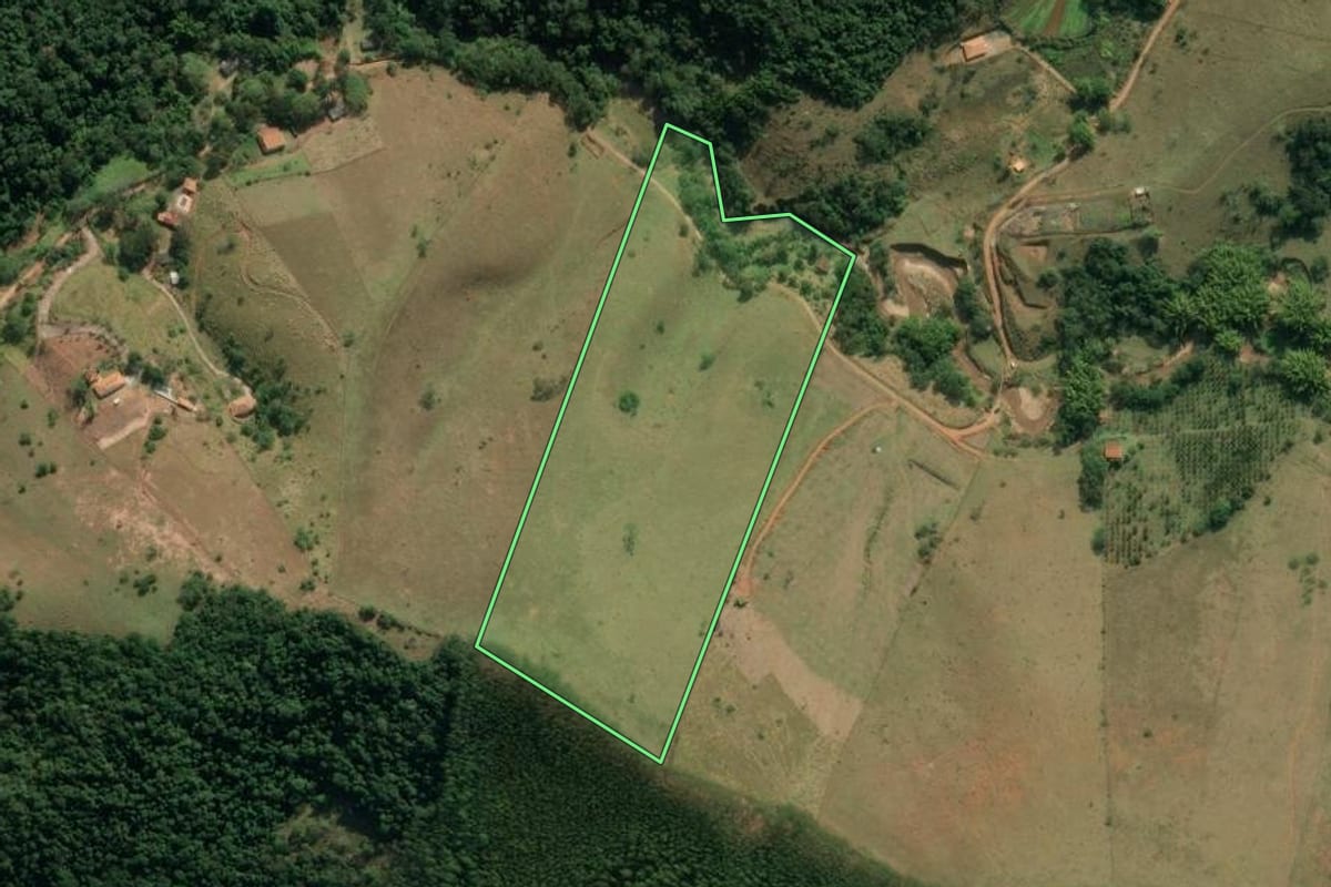 Imagem de satélite do imóvel rural em Taubaté (SP), com o contorno declarado no CAR desenhado por cima.