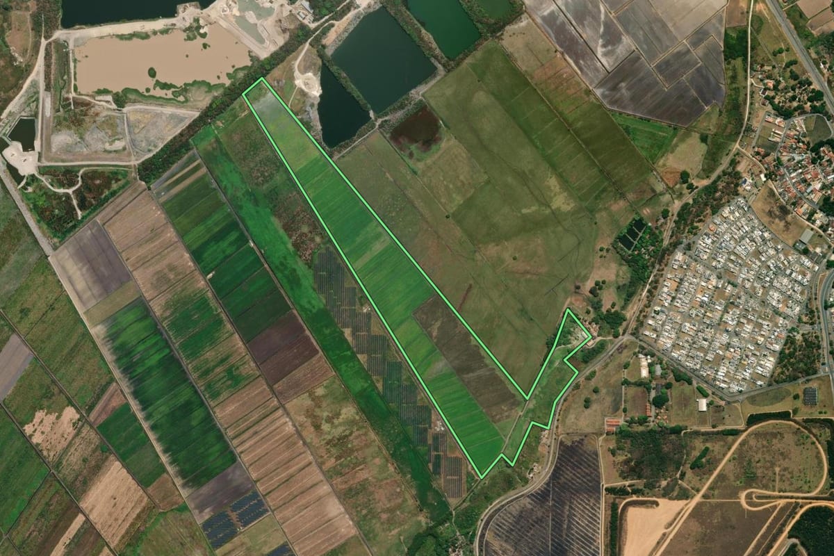 Imagem de satélite do imóvel rural em Taubaté (SP), com o contorno declarado no CAR desenhado por cima.