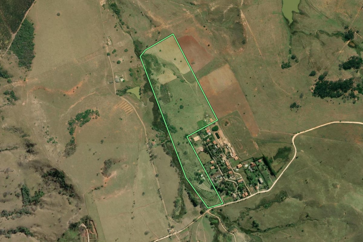 Imagem de satélite do imóvel rural em Taubaté (SP), com o contorno declarado no CAR desenhado por cima.