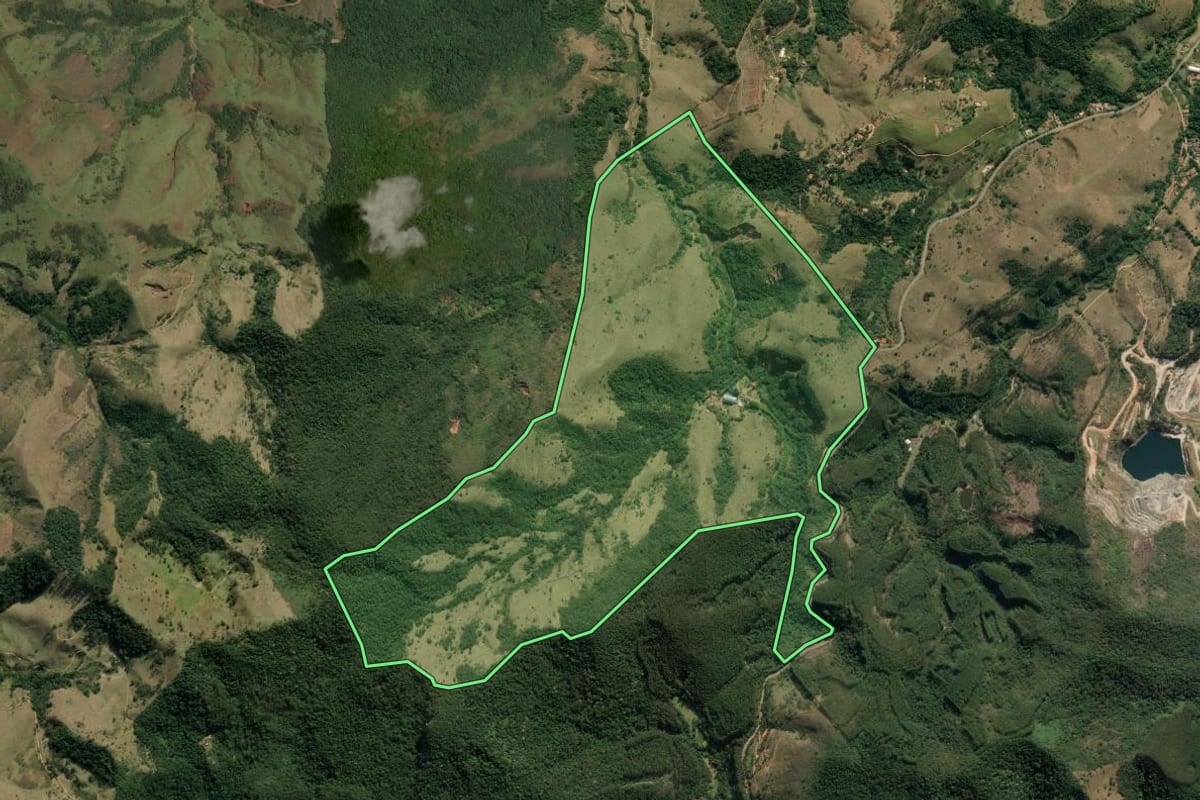 Imagem de satélite do imóvel rural em Taubaté (SP), com o contorno declarado no CAR desenhado por cima.