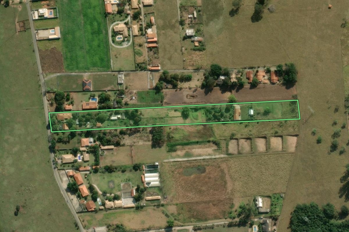 Imagem de satélite do imóvel rural em Taubaté (SP), com o contorno declarado no CAR desenhado por cima.