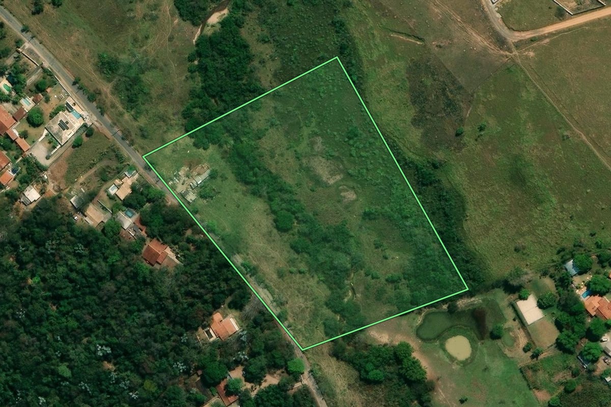 Imagem de satélite do imóvel rural em Taubaté (SP), com o contorno declarado no CAR desenhado por cima.