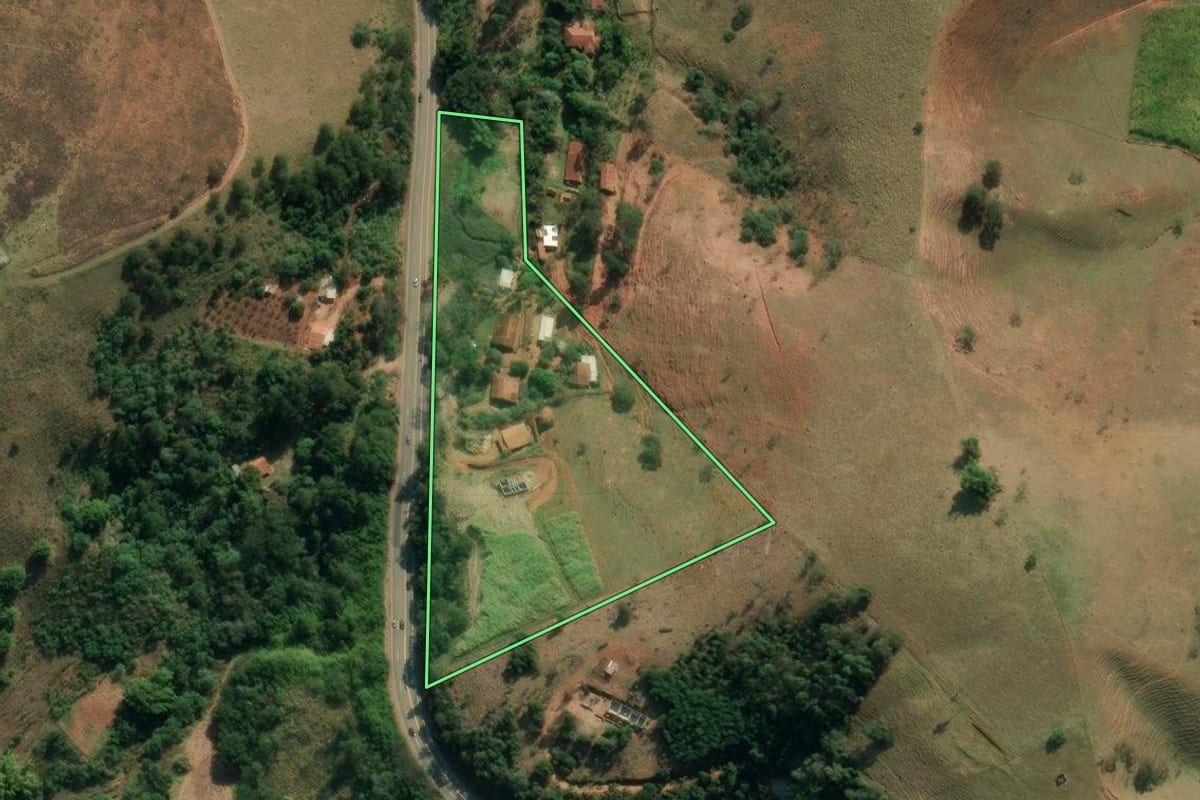 Imagem de satélite do imóvel rural em Taubaté (SP), com o contorno declarado no CAR desenhado por cima.