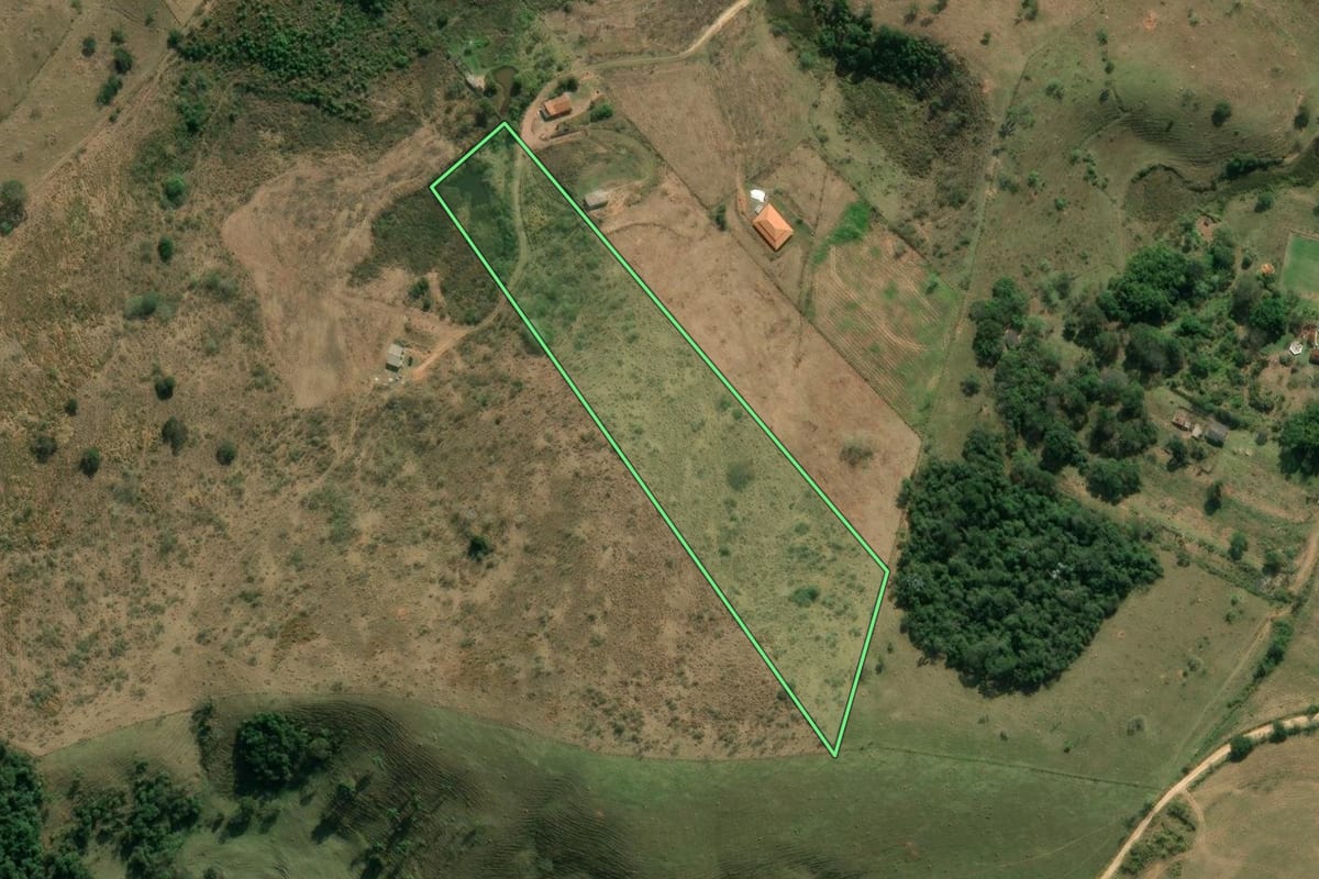 Imagem de satélite do imóvel rural em Taubaté (SP), com o contorno declarado no CAR desenhado por cima.