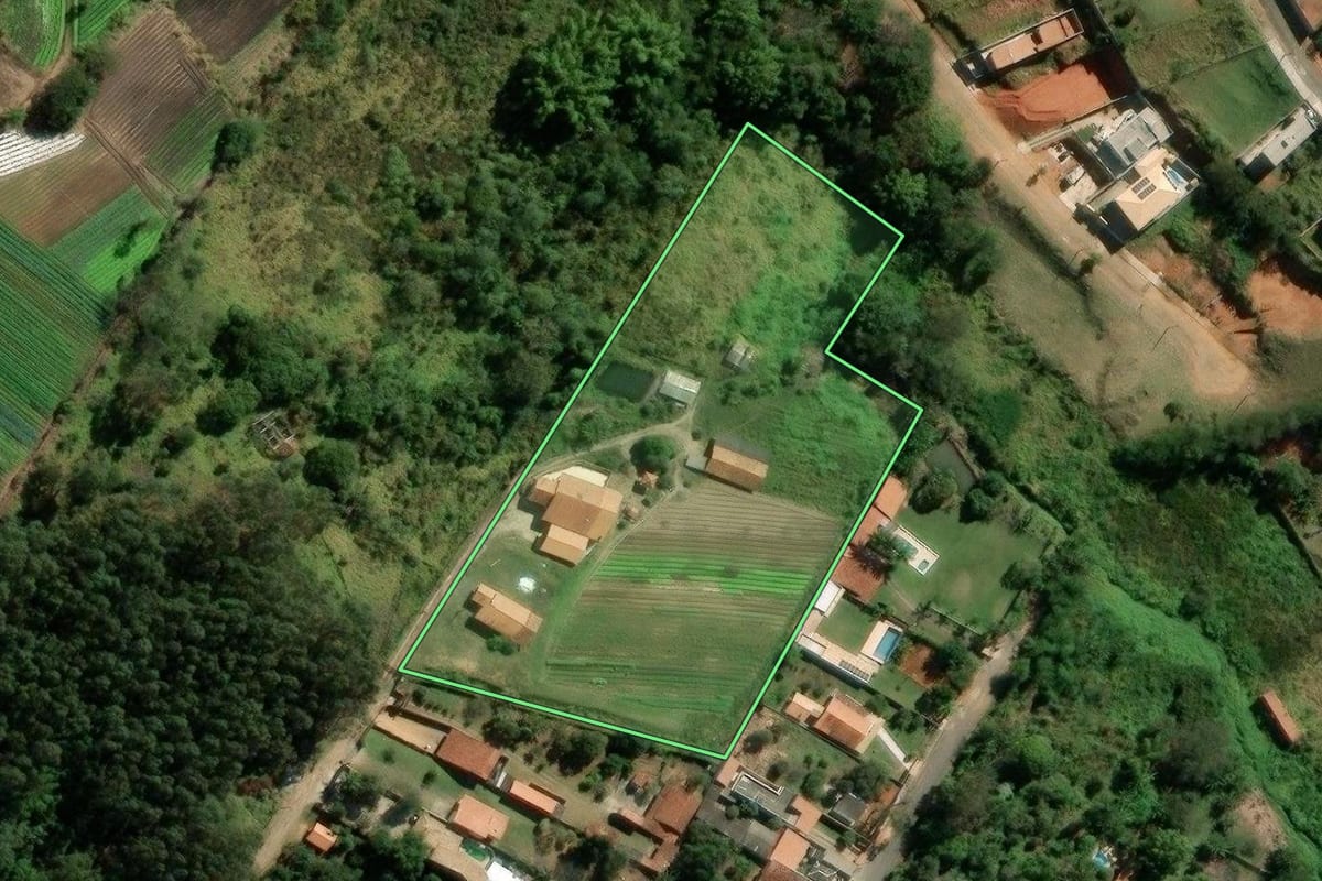 Imagem de satélite do imóvel rural em Taubaté (SP), com o contorno declarado no CAR desenhado por cima.