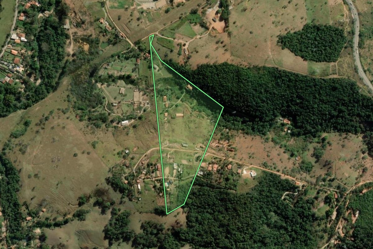 Imagem de satélite do imóvel rural em Taubaté (SP), com o contorno declarado no CAR desenhado por cima.