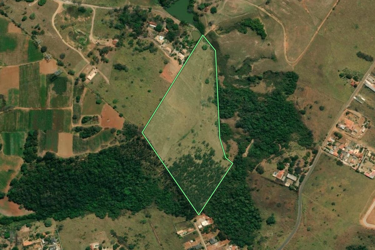 Imagem de satélite do imóvel rural em Taubaté (SP), com o contorno declarado no CAR desenhado por cima.
