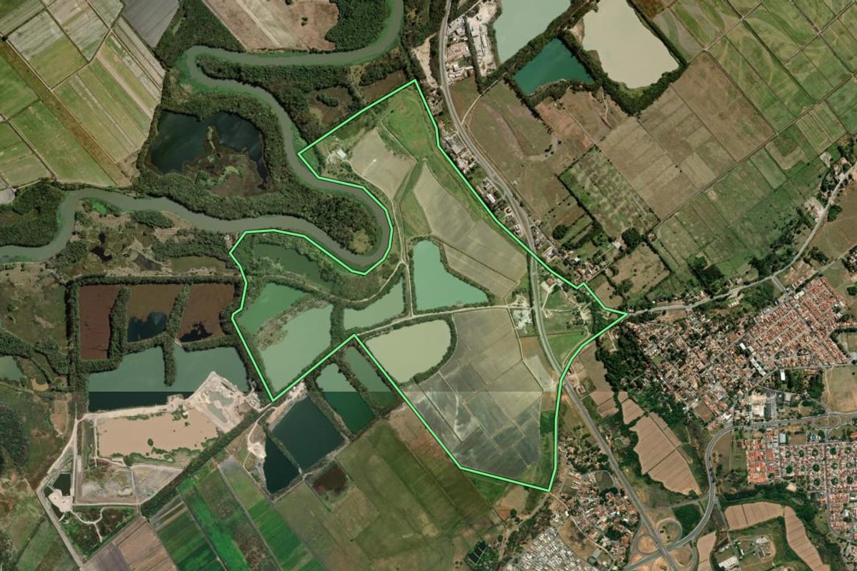 Imagem de satélite do imóvel rural em Taubaté (SP), com o contorno declarado no CAR desenhado por cima.