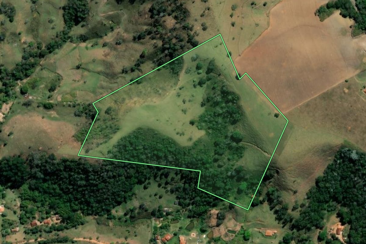 Imagem de satélite do imóvel rural em Taubaté (SP), com o contorno declarado no CAR desenhado por cima.