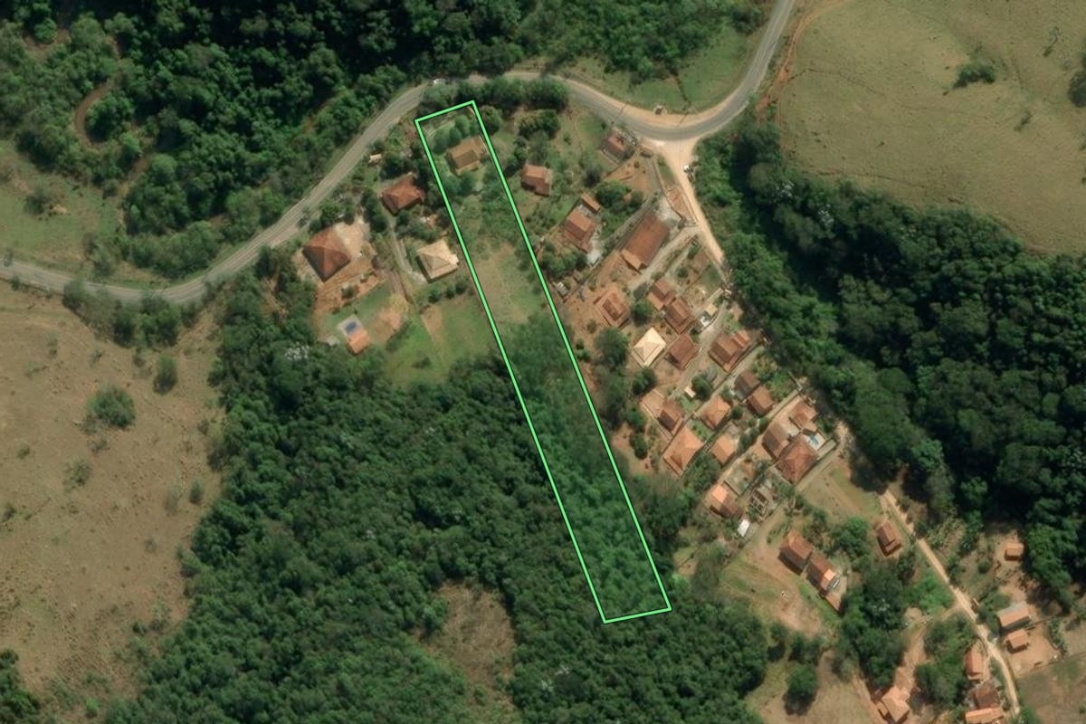 Imagem de satélite do imóvel rural em Taubaté (SP), com o contorno declarado no CAR desenhado por cima.