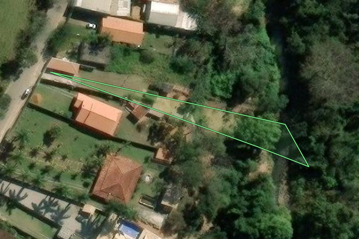 Imagem de satélite do imóvel rural em Taubaté (SP), com o contorno declarado no CAR desenhado por cima.