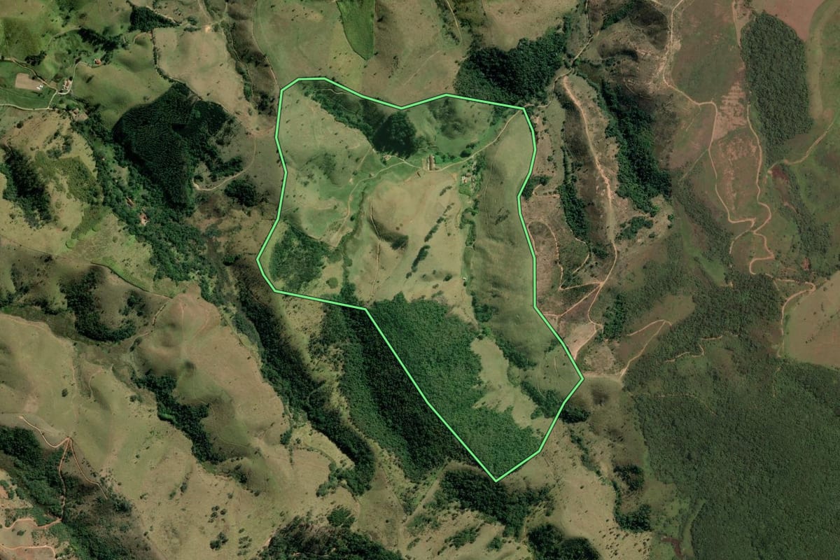 Imagem de satélite do imóvel rural em Taubaté (SP), com o contorno declarado no CAR desenhado por cima.