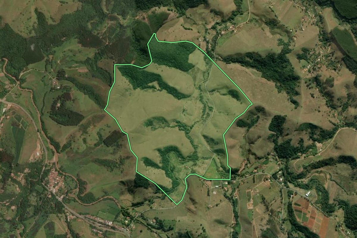 Imagem de satélite do imóvel rural em Taubaté (SP), com o contorno declarado no CAR desenhado por cima.