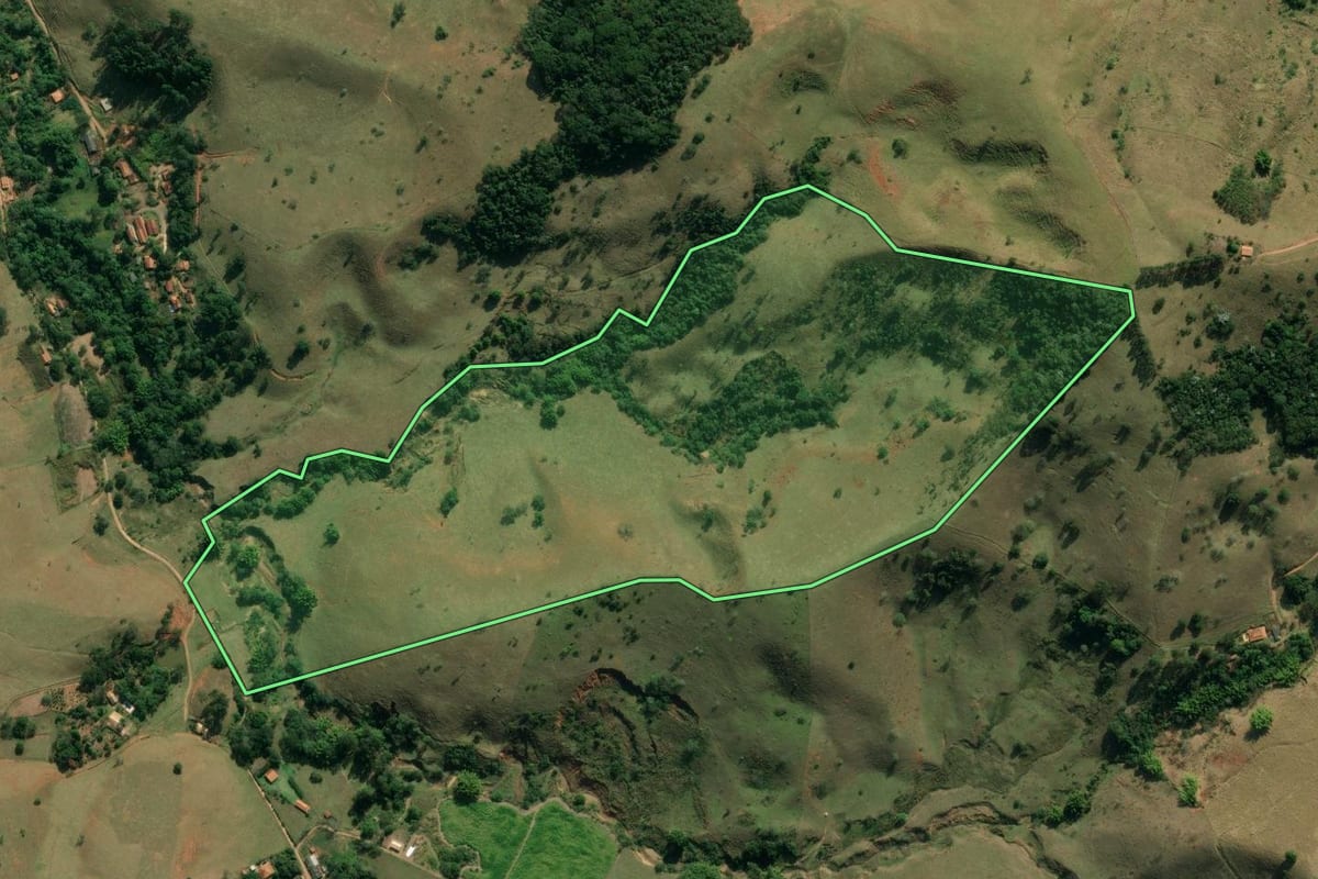 Imagem de satélite do imóvel rural em Taubaté (SP), com o contorno declarado no CAR desenhado por cima.