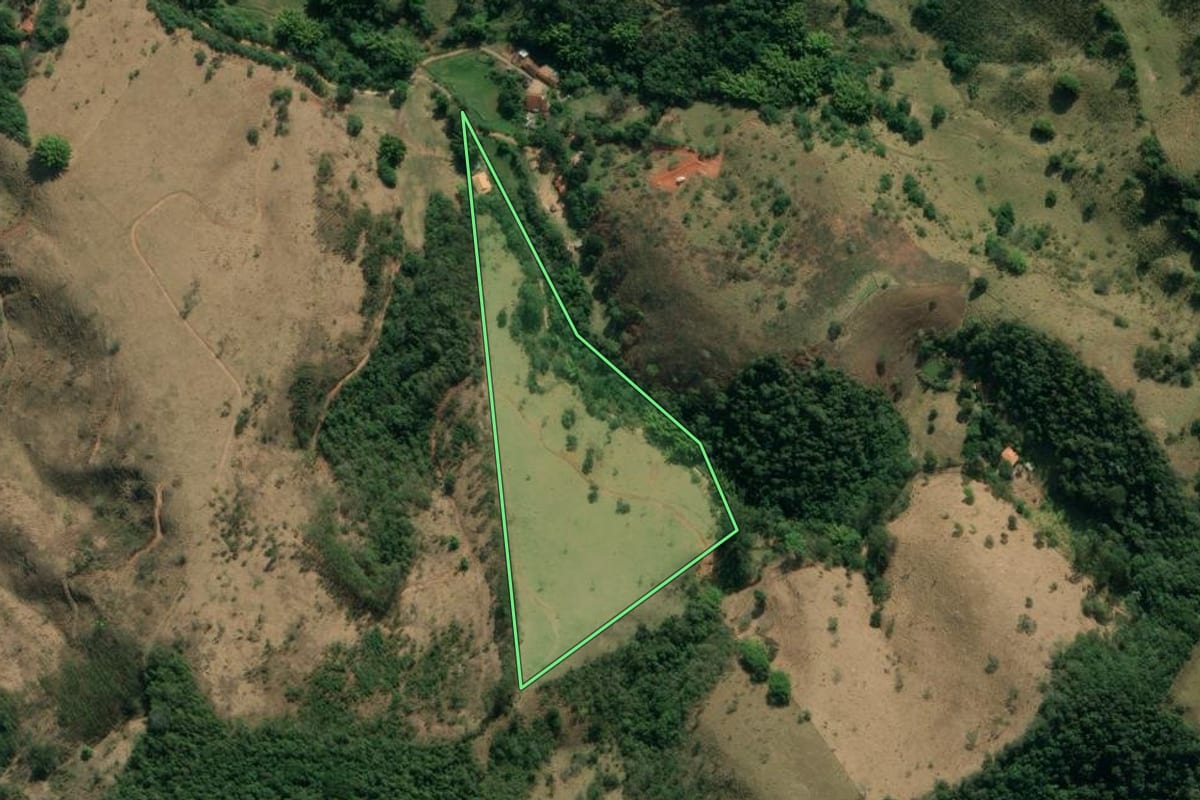 Imagem de satélite do imóvel rural em Taubaté (SP), com o contorno declarado no CAR desenhado por cima.