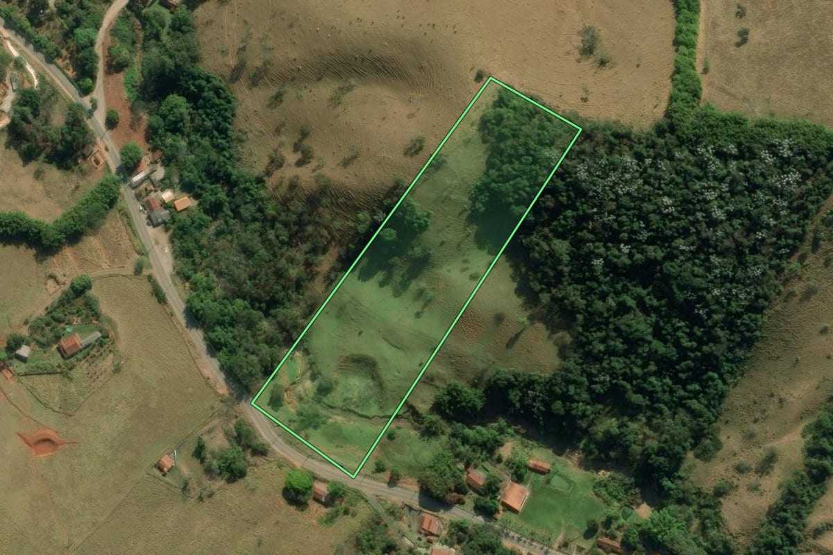 Imagem de satélite do imóvel rural em Taubaté (SP), com o contorno declarado no CAR desenhado por cima.