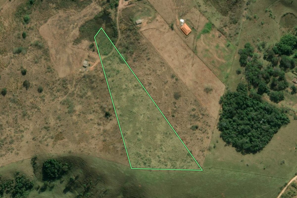Imagem de satélite do imóvel rural em Taubaté (SP), com o contorno declarado no CAR desenhado por cima.