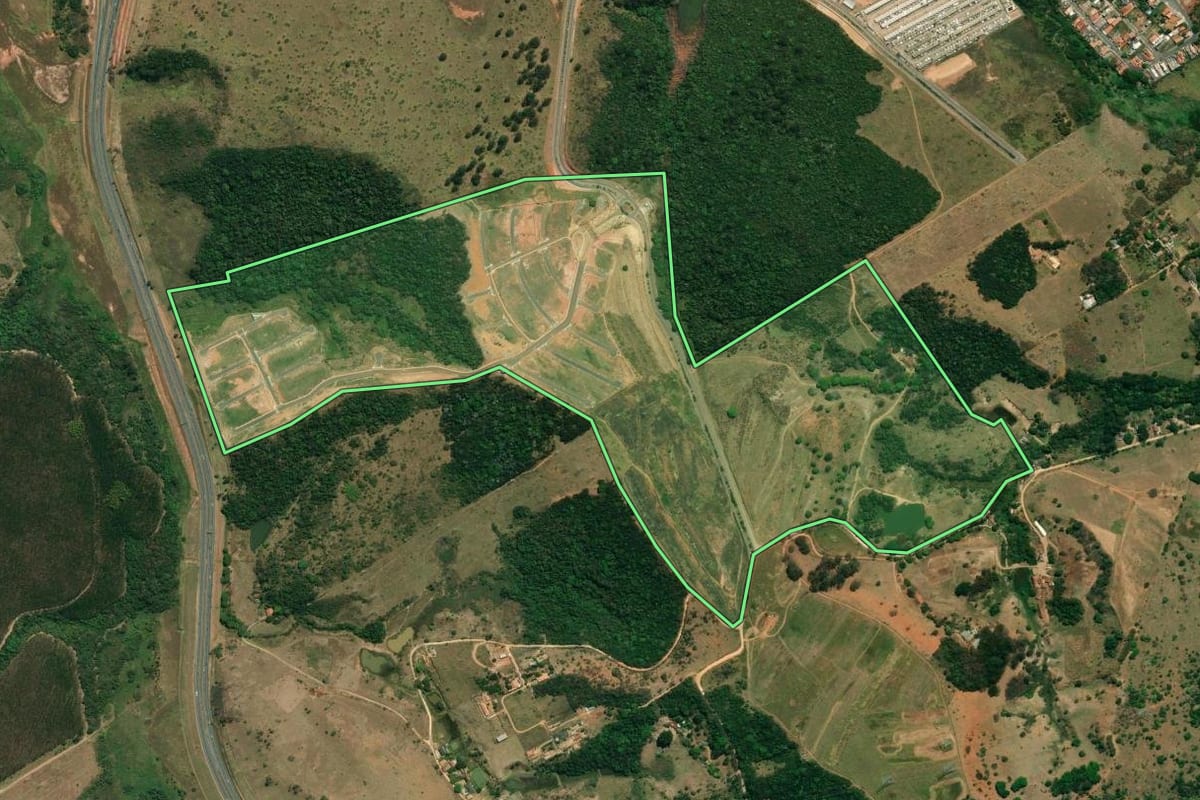 Imagem de satélite do imóvel rural em Taubaté (SP), com o contorno declarado no CAR desenhado por cima.