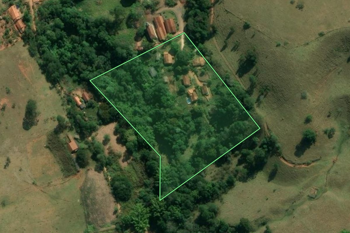 Imagem de satélite do imóvel rural em Taubaté (SP), com o contorno declarado no CAR desenhado por cima.
