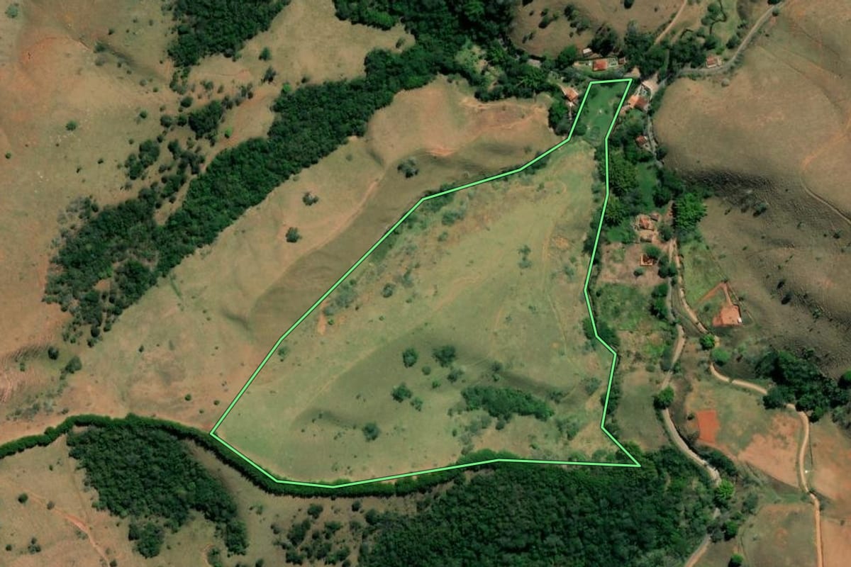 Imagem de satélite do imóvel rural em Taubaté (SP), com o contorno declarado no CAR desenhado por cima.